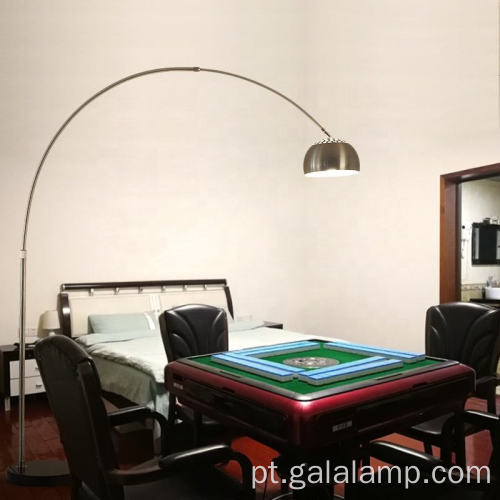 Candeeiro de pé elegante com base de mármore em arco de design italiano